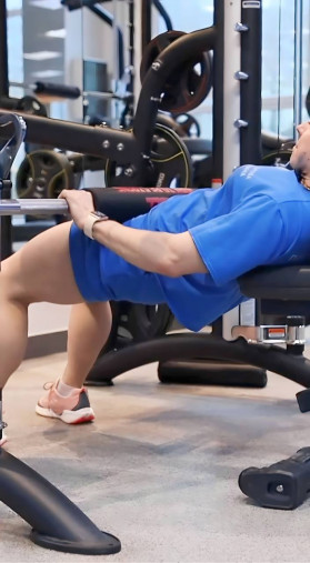 Широкая смягчающая накладка на гриф 60 см REBEL для упражнений на ягодичный мостик Широкая смягчающая накладка на гриф 60 см REBEL для упражнений на ягодичный мостик