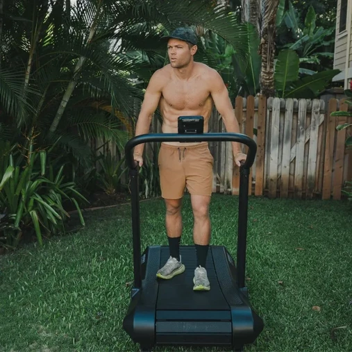 Беговая дорожка Assault Runner Pro (модель 2026) с изогнутым беговым полотном гусеничного типа