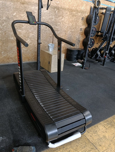 Беговая дорожка Assault Runner Pro (модель 2026) с изогнутым беговым полотном гусеничного типа