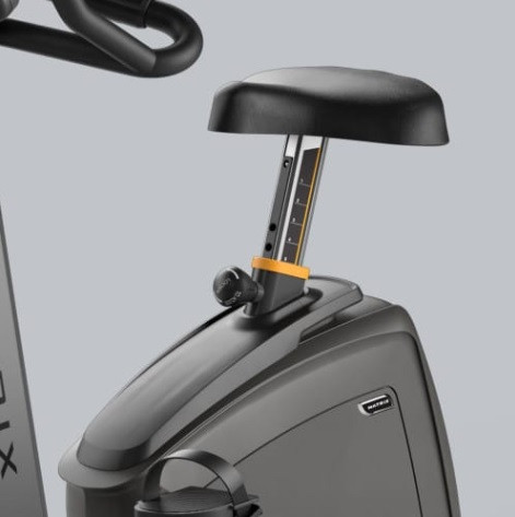 Вертикальный велотренажер Matrix Lifestyle. Консоль Touch